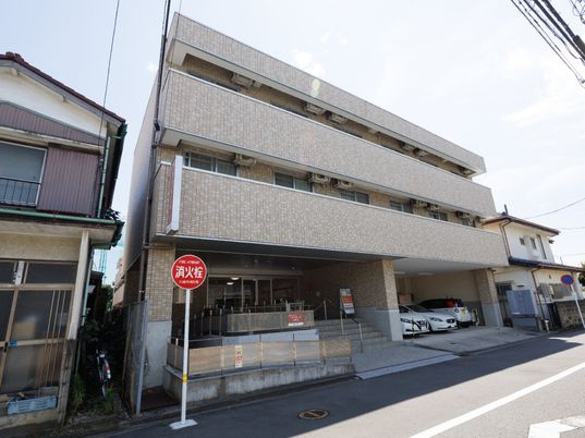 施設の明るい外観