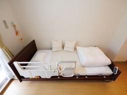居室のベッドと窓