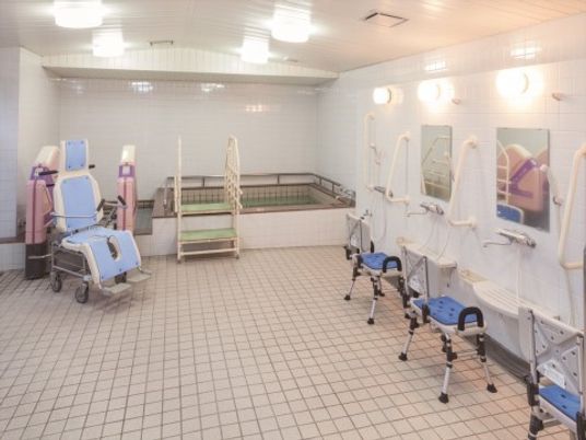 「ニチイホーム 王禅寺」の一般浴室。大浴場でゆったりと入浴できる。