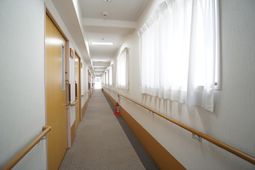 長い廊下と多数の扉