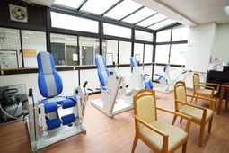 訓練器具の並ぶ機能訓練室