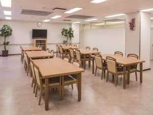 明るい共有ダイニング空間