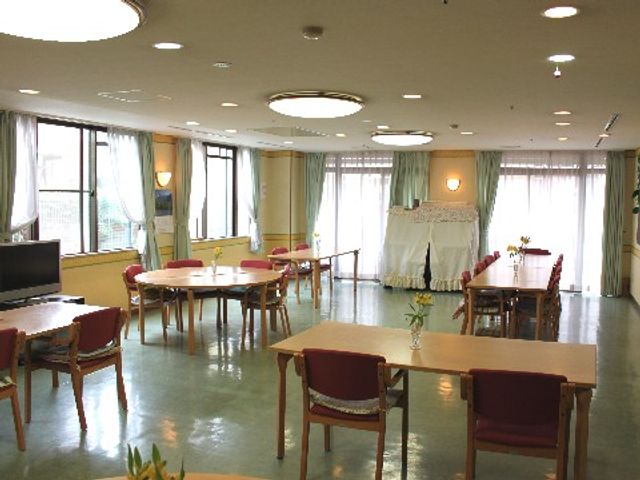 快適な共有ダイニングルーム 食堂 ゆったりとしたダイニングルームは、明るく開放感があり、日々の食事やコミュニケーションが楽しめる環境です。
