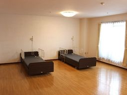 明るい居室の様子