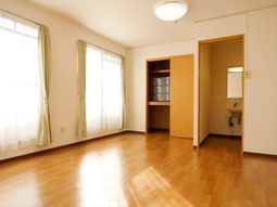 明るい居室の様子