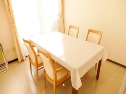 明るい食事スペース