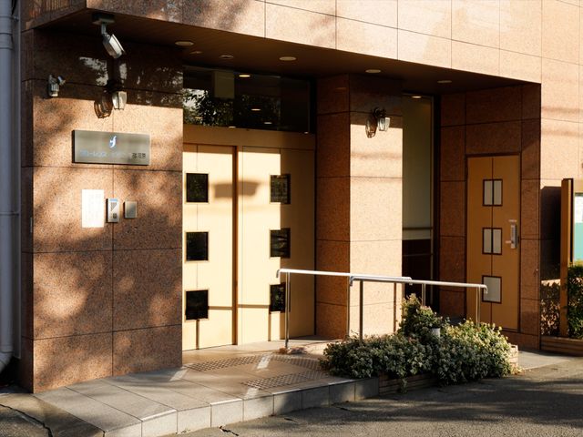 エントランスの写真 玄関 手すり付きの入口は、利便性と安全性を考慮し、すべての方が快適に出入りできるよう配慮されています。