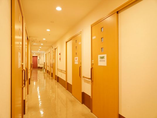 清潔な施設の廊下
