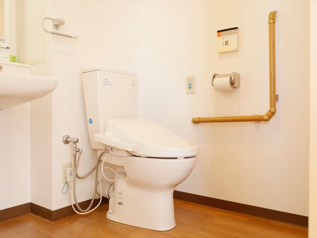トイレの設備と安全バー トイレ バリアフリーを重視した清潔なトイレ空間です。手すりが整備され、安心してご利用いただけます。