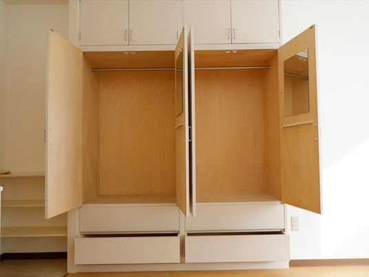 木製の空のクローゼット