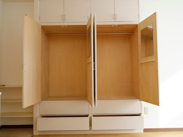 木製の空のクローゼット 居室 広々とした使いやすいクローゼットです。収納スペースを活用して、個人の持ち物を整理整頓いただけます。