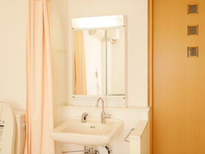 浴室の洗面台と鏡