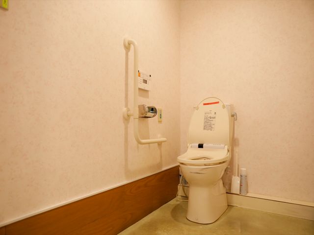 バリアフリーのトイレ設備 共用トイレ 手すり付きの安全なトイレです。利用者の安心と快適さを考えた設計で、お仕事のサポートもしやすい造りとなっています。
