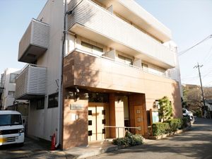 明るい日差しのエントランス