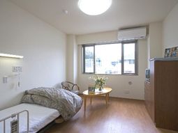 明るい居室の様子