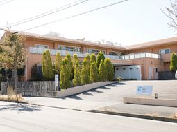 明るい外観の建物