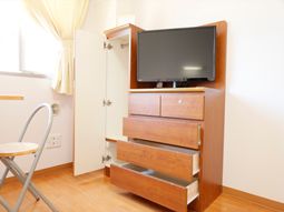 居室のテレビとチェア