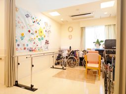 リハビリ機器と椅子の部屋
