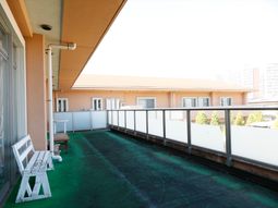 バルコニーに置かれた椅子とテーブル