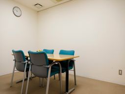 シンプルな会議室