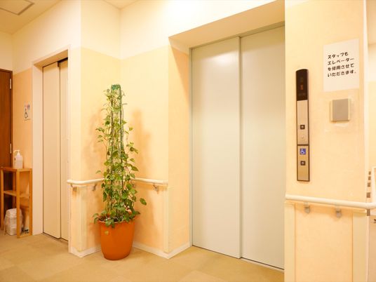 バリアフリー設計のエレベーター