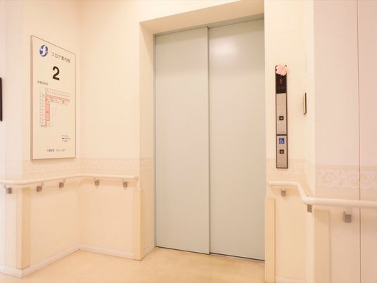 清潔感あるエレベーター前