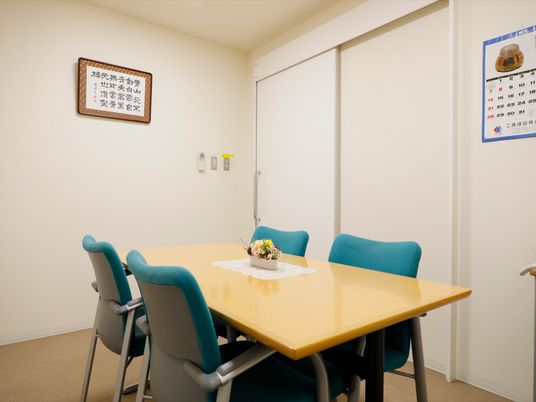 会議室のテーブルと椅子