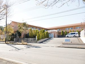 広々とした外観の施設