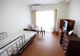 ベッドとテレビがある居室