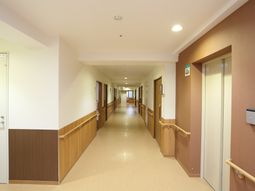 清潔で広々とした廊下