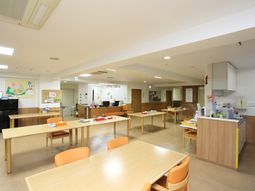 広々とした明るい食堂