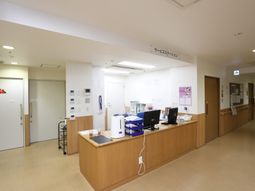 清潔な受付と廊下の様子