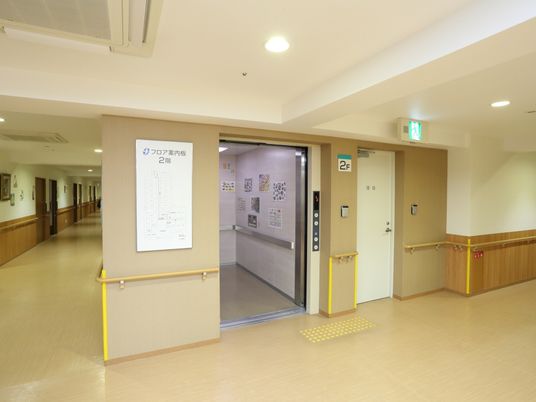 清潔感ある廊下とエレベーター