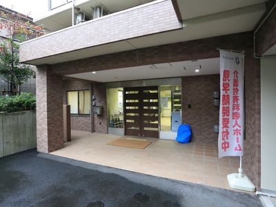 入口の明るいエントランス