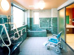 バリアフリー設計の浴室