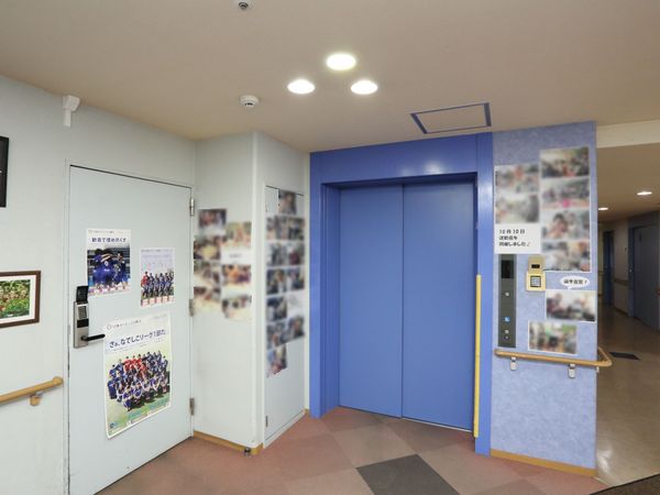 廊下のエレベーター前