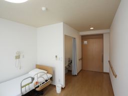 明るい居室の様子