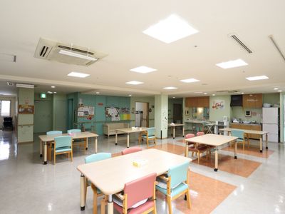 広々とした明るい食堂