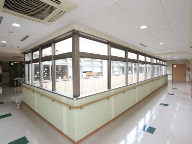 広々とした廊下の眺め 廊下 日当たりの良い廊下が、明るく開放感のある雰囲気を演出しており、来訪者を温かく迎え入れます。