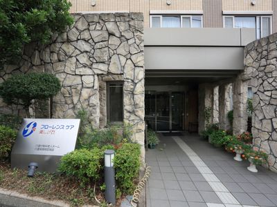 石造りの壁とエントランス