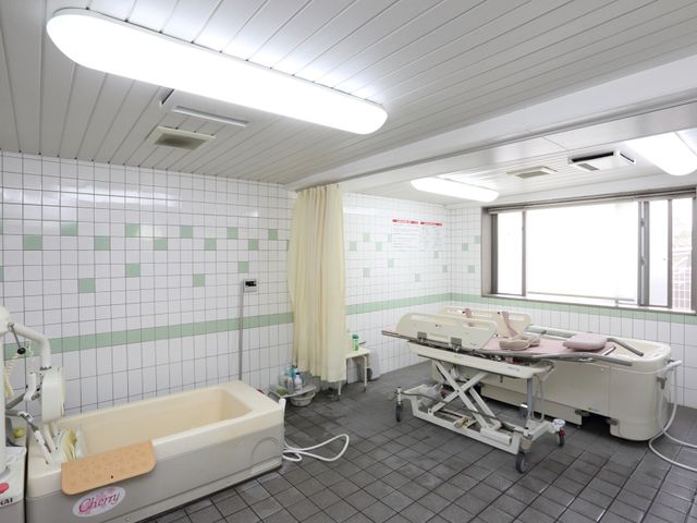 清潔感のある浴室施設 機械浴室 快適な入浴を支援する広く清潔な浴室です。利用者の安全とリラックスを考慮した設計になっております。