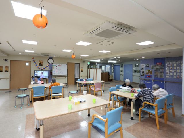 共用スペースの活動風景 食堂兼談話室 広々とした食堂では、利用者がくつろぎながら様々な活動に参加しています。明るく開放感のある環境で、コミュニケーションも活発に行われております。