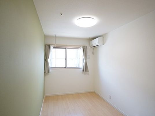 明るい居室の窓辺  