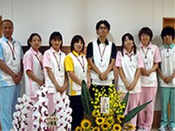 笑顔のスタッフ集合写真