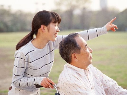笑顔で語る二人の姿