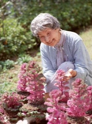 笑顔のおばあさんと花