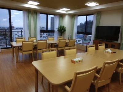 共有スペースの明るい部屋