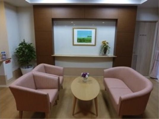 ソファやテーブルが設置してある談話室。緑や絵が飾ってあるので落ち着きがある。来訪者様との面会の場に使うこともできる。