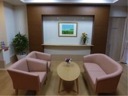 落ち着いた色調のラウンジ
