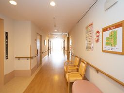明るい廊下と掲示物